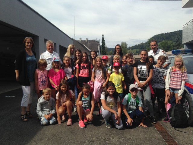 VzBgm. Dr. Gomernik-Besser, PiKdt. Karl SLAMANIG und BezInsp Theo Wedenig mit Betreuerinnen. vlnr.