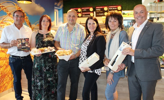 Foto von links:
Bürgermeister Walter Pfeiffer (Wolfau), Manuela und Firmenchef Heinz Bayer, WK-
Sandra Spiegel von der Wirtschaftskammer Burgenland, 3.LT-Präs. Ilse Benkö sowie
Bürgermeister LAbg. Georg Rosner (Oberwart) | Foto: WKO