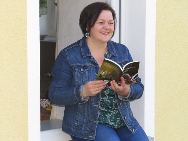 Carmen Wurm liest aus ihrem Gedichtband "De eiweni Seitn". | Foto: Foto: privat