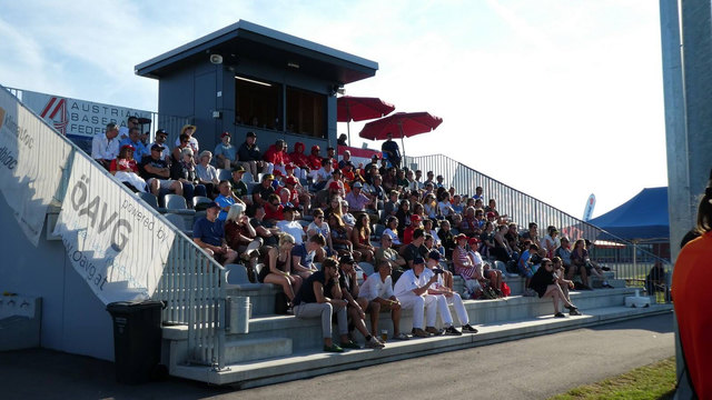 Die Tribüne in Wimpassing war fast vollbesetzt. | Foto: Askö Jumpin' Chickens Wels