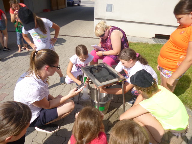 Kinder sind beim Melken mit Ehrgeiz und Engagement dabei. | Foto: privat