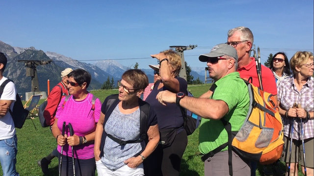 Georg Bergschober klärte die Teilnehmer über die Berggipfel der Umgebung auf.