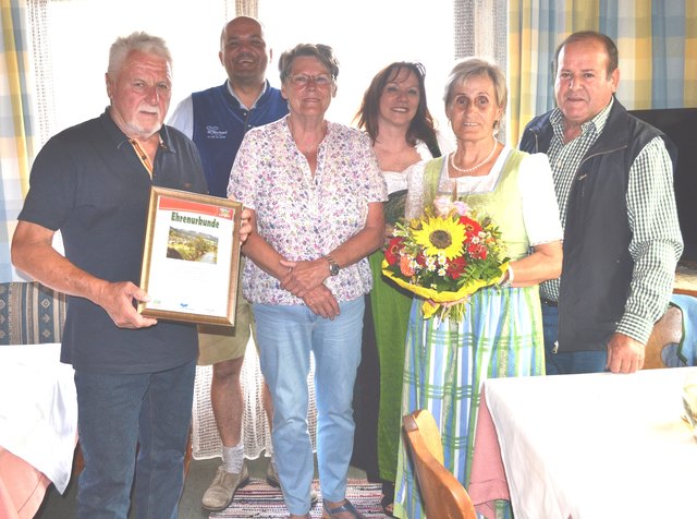 Heinrich Six, Bernd Siorpaes (TVB-GF), Waltraud Six, Lisbeth Schwarzenbacher (TVB-Obfrau), Siglinde und Erwin Ferner﻿. | Foto: TVB St. Michael