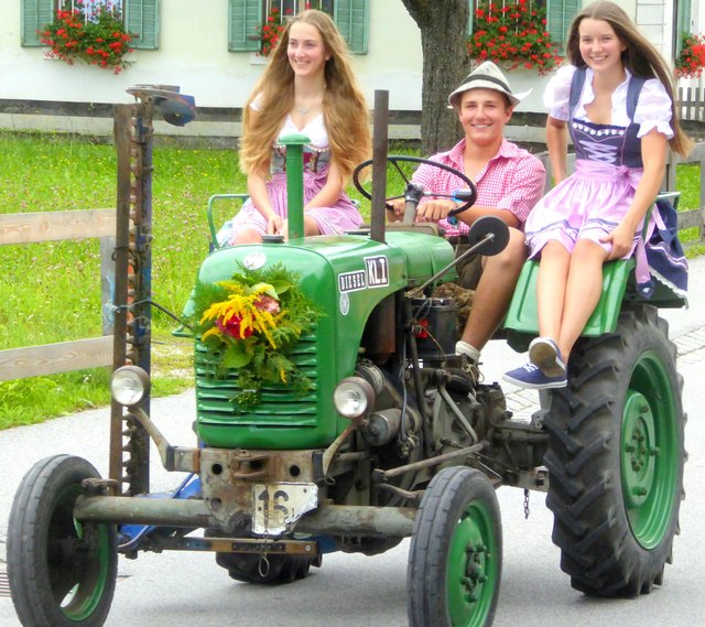 Strahlende Gesichter bei der gemeinsamen Ausfahrt mit den Traktor-Oldies | Foto: Haun