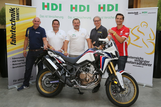 von links: Oliver Pietsch (Michelin), Markus Köninger (HDI Versicherung), Sieger Fritz Reinthaler, Franz Schönbauer (ÖAMTC Fahrtechnik) und Philipp Kornfeld (Honda) | Foto: ÖAMTC Fahrtechnik/Lagger