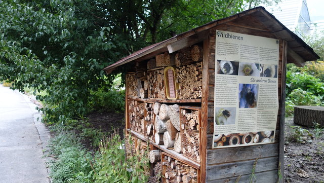 Das Bienenhotel sorgt dafür, dass auch alle etwas davon haben.