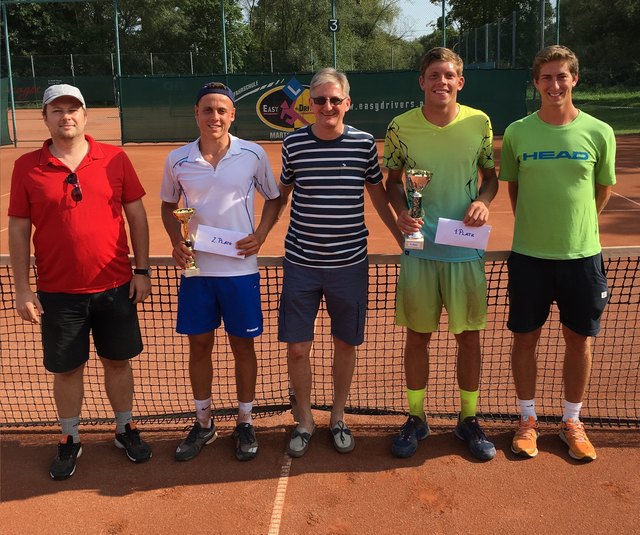 TSV Hartberg Tennis-Obmann Michael Steiner (Mitte) gratulierten den erfolgreichsten Teilnehmern. | Foto: KK
