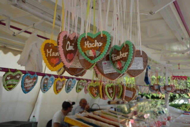 Gehören auf jeden "Jahrmarkt": Zuckersüße Lebkuchenherzen.