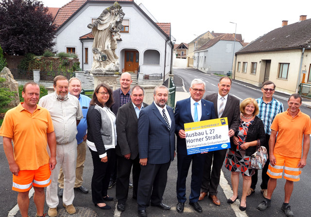 Josef Stopfer, Walter Matzka, Günther Cvach, Elisabeth Lux, Andreas Stocker, Helmut Salat, Alois Zetsch, Alfred Riedl, Rainer Irschik, Elfriede Habacht, Ferdinand Stadler und Gerhard Neubauer bei der Fertigstellung. | Foto: privat
