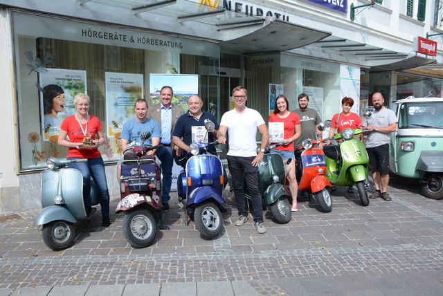 Die Organisatoren rund um Reinhard Strommer, Bürgermeister Erwin Eggenreich und andere Beteiligte freuen sich auf Vespa-Feeling in Weiz.