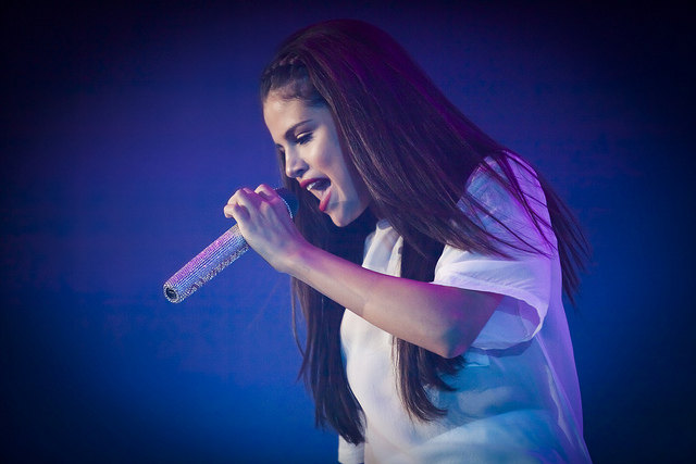 Selena Gomez tr5ägt The Weeknds Schuhe | Foto: LisaBjorheim,flickr CC BY SA 2.0 (4).jpg