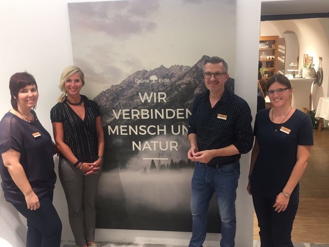 Von links: Bettina Löffler (Einrichtungsberaterin), Susanne Prödiger (Regionalleitung Österreich), Daniel Grammer (Store-Manager Linz) und Natascha Vuleta (KD-Beraterin).