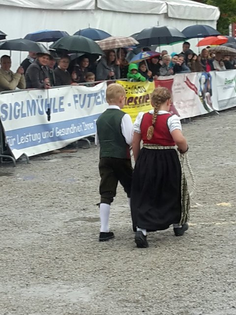 Am Weg zum Bewerb: Anna Steger mit Markus Kirchner