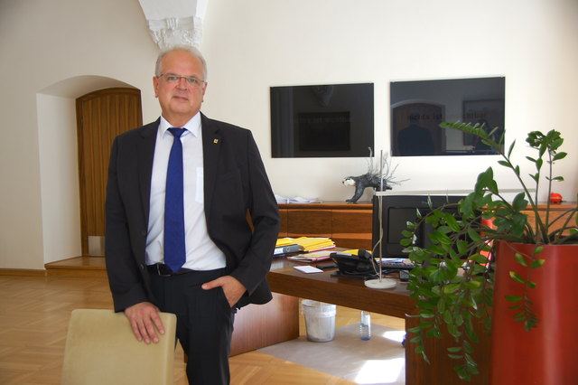 Stadtchef Reinhard Resch in seinem Arbeitszimmer im kremser Rathaus