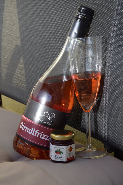 Die Dirndlfrucht gibt es auch zum Trinken. Prost!