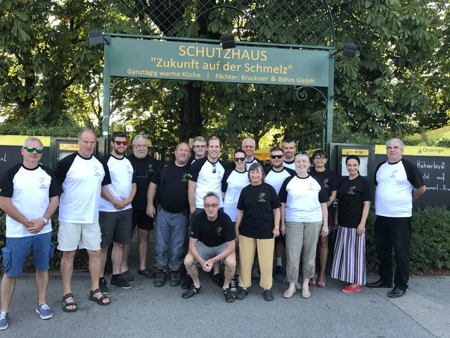 Letztes Treffen vor dem Turnierbeginn: Das Organisationsteam des WAT Fünfhaus für das 25. Internationale Schmelz-Turnier von 31. August bis 3. September mit Turnierleiter Ernst Stangl erwartet dieses Mal 75 Mädchen- und Burschenteams aus 12 Nationen auf der Schmelz