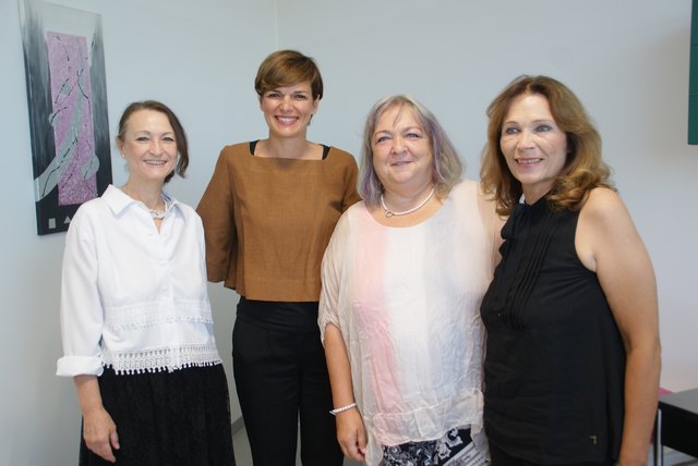 Gesundheitsministerin Pamela Rendi-Wagner (2.v.l.) mit den drei neuen Ärztinnen des PHC Donaustadt, Regina Ewald, Ursula Pichler-Neu und Ida Kubik.
