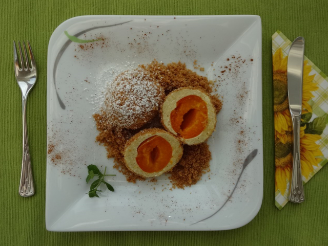 Marillenknödel mit Butterbrösel