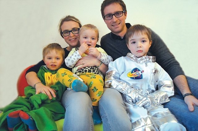 Der dreijährige Max (l.) mit seinen Eltern und den Brüdern Benedikt (2) und Leonhard (4). Für Max wird dringend ein Stammzellenspender gesucht.