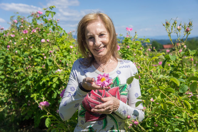 Erika Swoboda im Rosenfeld.