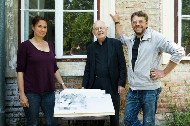 Vinzi-Pfarrer Wolfgang Pucher mit den Architekten des Vinzi Dorfs Wien.