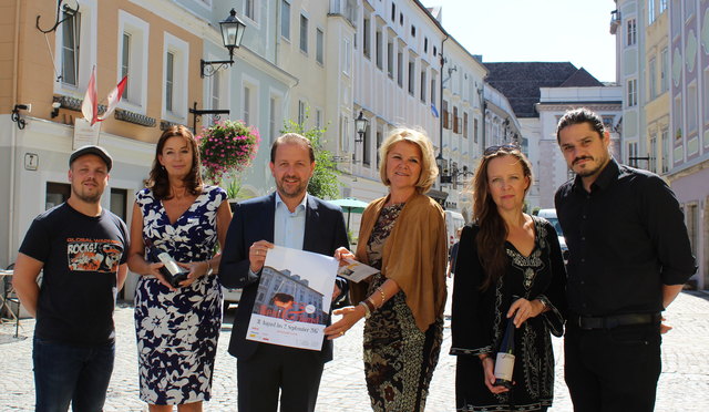 Vizebürgermeister Bernhard Baier und Obfrau Rosemarie Schuller mit dem Veranstalterteam von Wein und Kunst. | Foto: Stadt Linz