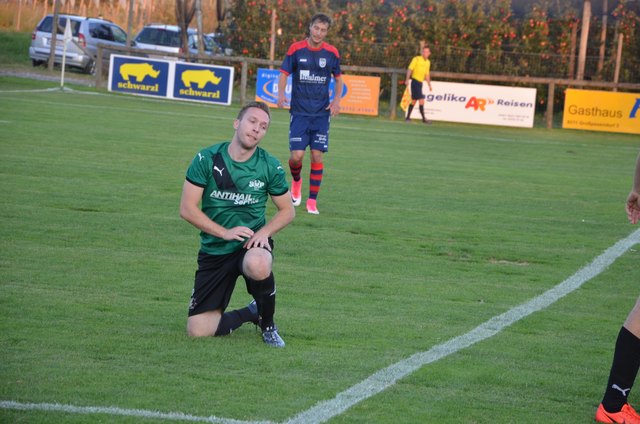 Pischelsdorfs Manuel Artauf musste sich dem Abwehrriegel des SV Ilztal beugen. Seine Mannschaft verlor in Ilztal mit 4:1.