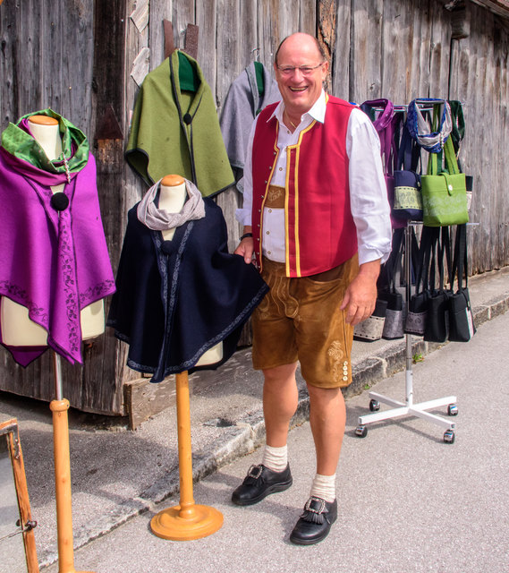 Bürgermeister Aegidius Exenberger beim Stand von Barbara Tretter aus Schlierbach