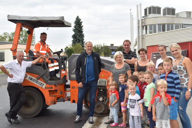 Die Sicherheit der Kinder steht im Vordergrund: StR Herwig Röttl (3.v.li) in der neuen "Kisss and Go"-Zone | Foto: Friessnegg