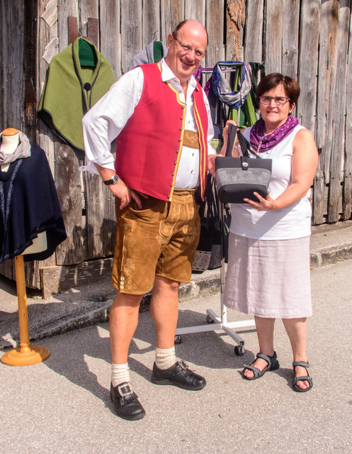 Bürgermeister Aegidius Exenberger mit Barbara Tretter und ihren selbstgemachten Taschen, Umhängen und Tüchern