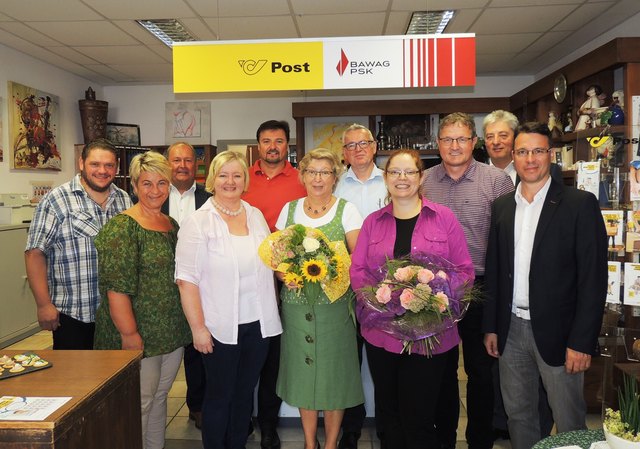 Bürgermeister Josef Waltl (3.v.r.), Vizebürgermeisterin Theresia Koch (4.v.l.) und Gemeinderätin Marlies Schuster (2.v.l.) überreichten der Familie Semmernegg Blumenwünsche und ein kleines Weinsortiment. | Foto: KK