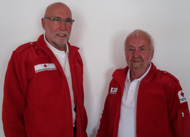 Die neuen Mitarbeiter der Rufhilfe, Charly Steinlechner und Karl Ebner, installieren die Geräte und übernehmen die Einschulung.