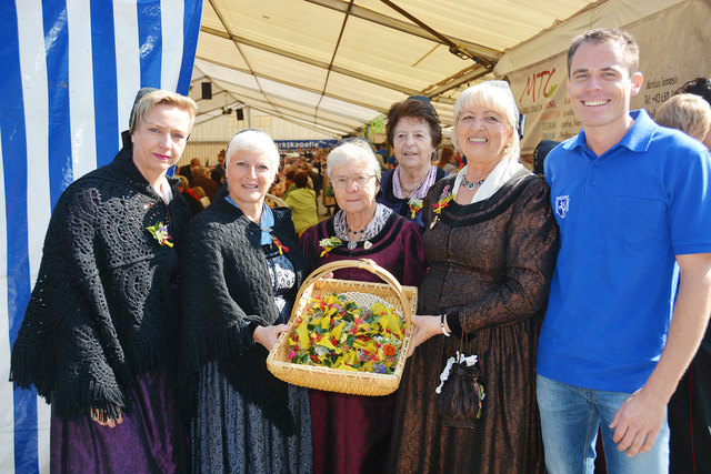 Die Jauntaler Goldhaubenfrauen Kühnsdorf mit Wolfgang Skoff | Foto: Franziska David