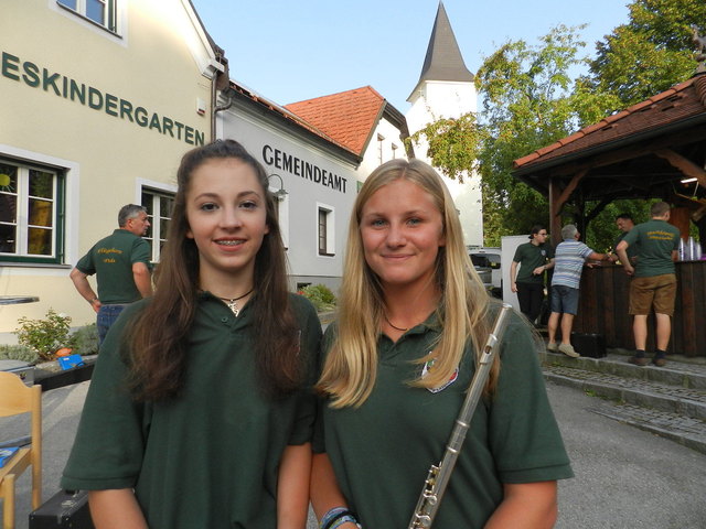 Daniela Höllerer und Rosa Scheibelreiter lieben das lange sommerliche  Tageslicht. | Foto: Punz