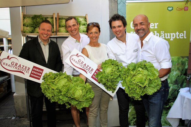 Markus Hillebrand (2.v.l.) und Maria Pein/Landwirtschaftskammer zeichneten Udo Riegler, Michael Hebenstreit und Michael Schunko vom Eckstein mit der Vitaminkiste aus.