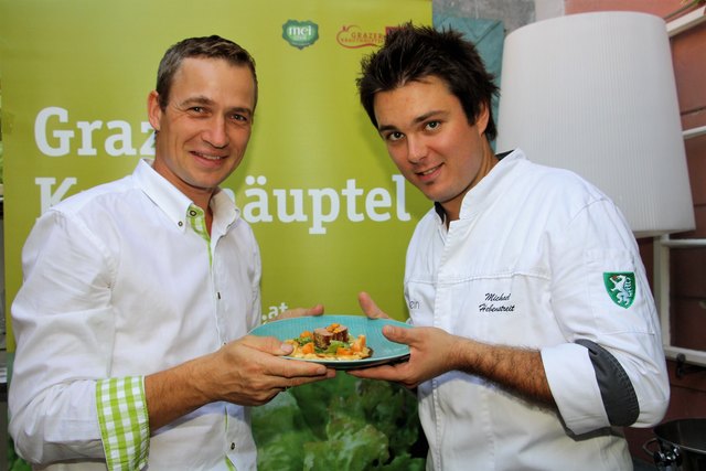 Markus Hillebrand und Eckstein-Küchenchef Michael Hebenstreit mit dem kulinarischen Gaumenschmeichler Woazschweinfilet auf Kürbisrisotto mit einer Julienne aus dünn geschnittenem Grazer Krauthäuptel