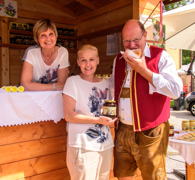 Bürgermeister Aegidius Exenberger mit Imkerin Michaela Seilmayr und (hinten) Susanne Kaurzinek