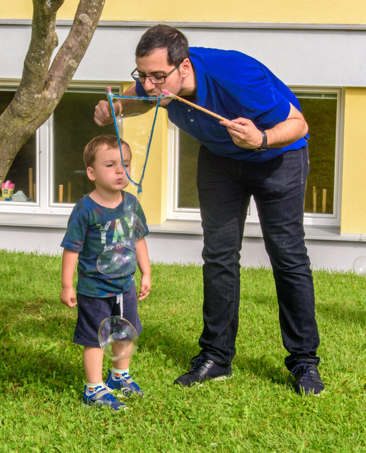 Stephan (4) aus Linz mit seinem Papa beim Seifenblasen