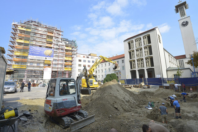 Am Pius Parsch Platz wird von der Raab & Partnerinnen Immobilienges.m.b.H. ein neues Wohnhaus errichtet, und davor wird ein schöner Platz geschaffen.
