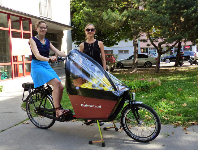 Das Team der Gebietsbetreuung Simmering mit dem Grätzelrad, das alle Bezirksbewohner gratis ausleihen können. | Foto: gb*3/11