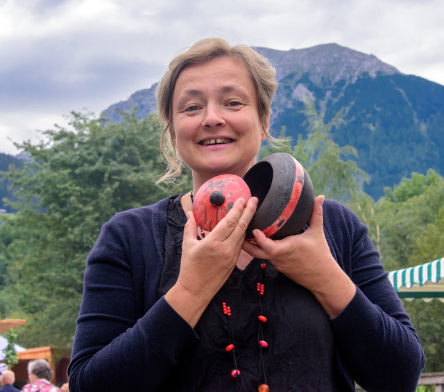 Susis Kreativwerkstatt, Susanne Rußmann, mit einem getöpferten Gefäß.