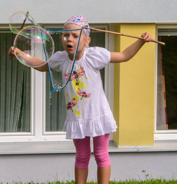 Marie (6) aus Spital/P beim Seifenblasen