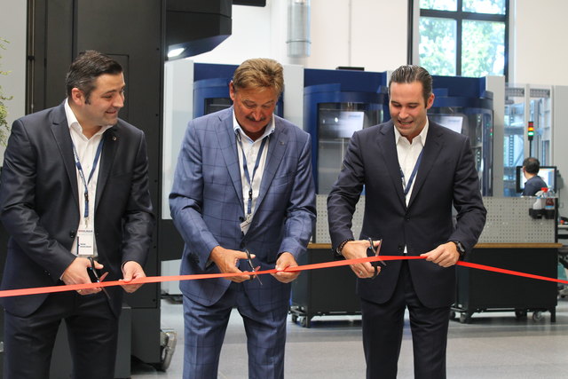 Rene, Josef und Mario Haidlmair (v.li.) bei der offiziellen Eröffnung der neuen Automatisierungsanlage.