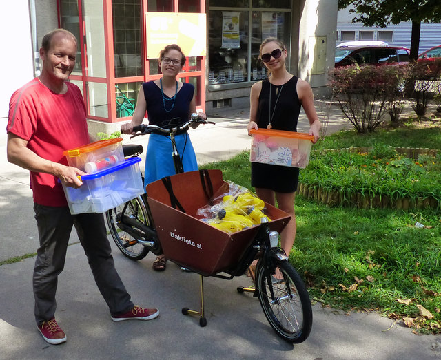 Das Team der Gebietsbetreuung Simmering mit dem Grätzelrad, das alle Bezirksbewohner gratis ausleihen können. | Foto: gb*3/11