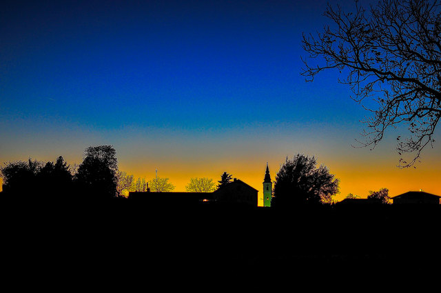 ..in der Bildmitte der Kirchturm von Sommerein...