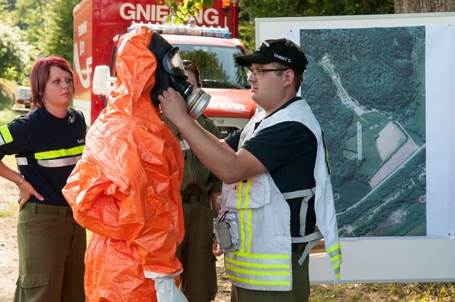 Die Feuerwehr übte gemeinsam mit der Polizei den Umgang mit Geräten und der Ausrüstung für den Einsatz in der ABC-Abwehr. | Foto: LFV/Meier