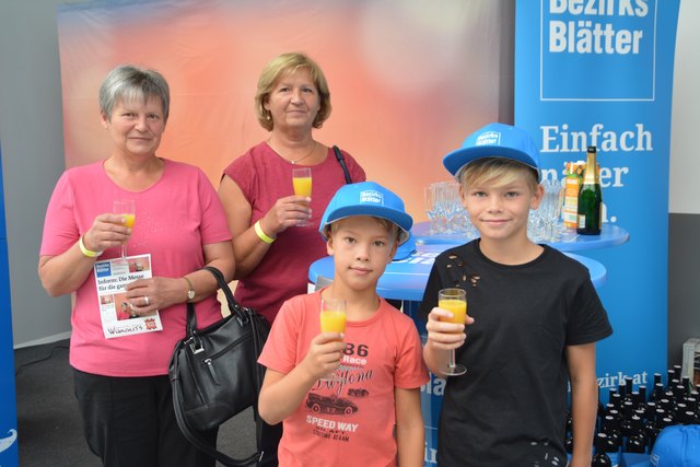 Ein Glaserl Sekt oder Orangensaft und ein kleines Geschenk gab's beim Bezirksblätter-Stand.