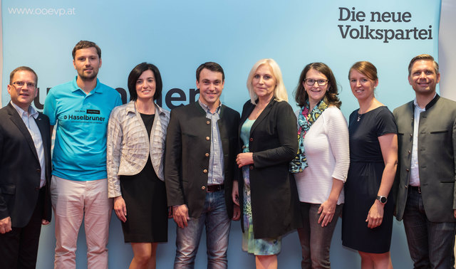 Kandidatenvorstellung: Wöginger, Haselbruner, Renner, Muss, Winzig, Gneißl, Langer-Weninger, Hattmannsdorfer (v.l.).