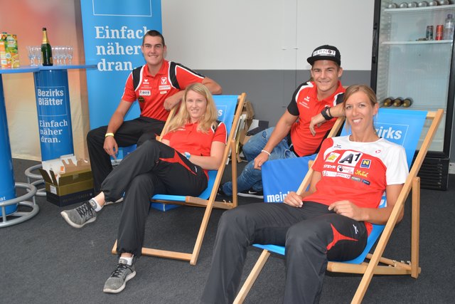 Auch die Heeressportler Nico Wiener, Katharina Schützenhöfer, Sebastian Jud und Stefanie Schwaiger machten es sich bei den Bezirksblättern bequem.