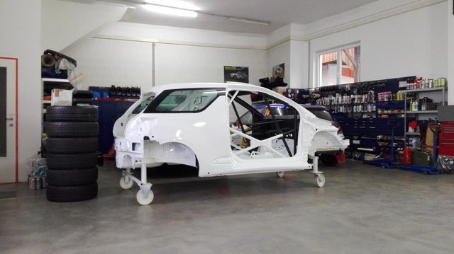 Ein neues Rennauto wird aufgebaut